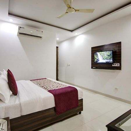 Hotel Devrana Delhi Airport Neu-Delhi Exterior foto