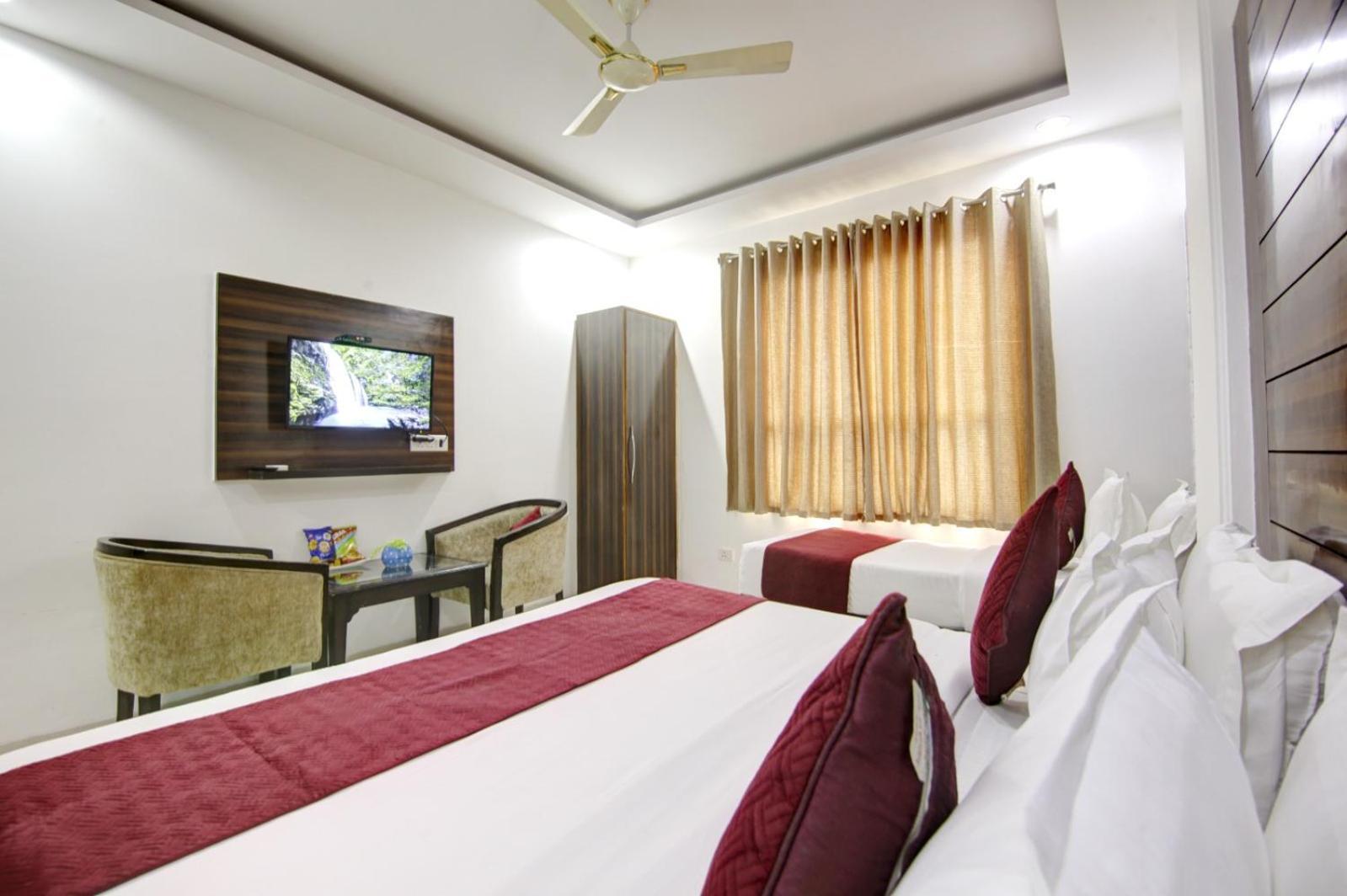 Hotel Devrana Delhi Airport Neu-Delhi Exterior foto