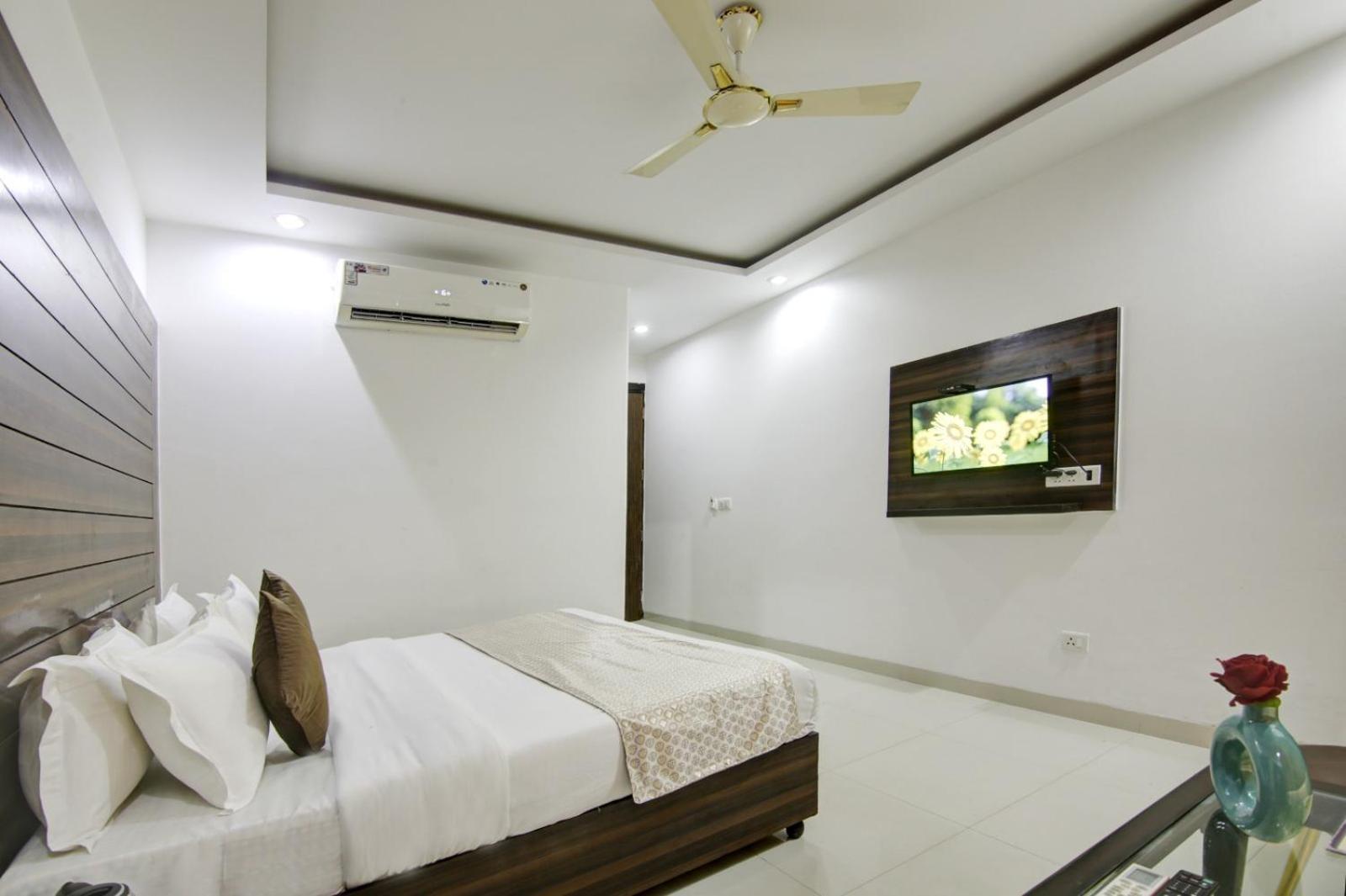 Hotel Devrana Delhi Airport Neu-Delhi Exterior foto